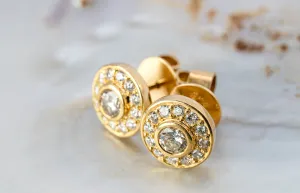 Dazzling 18ct Yellow Gold 26 Stone Diamond Cluster Stud Earrings - An Exquisite Investment!